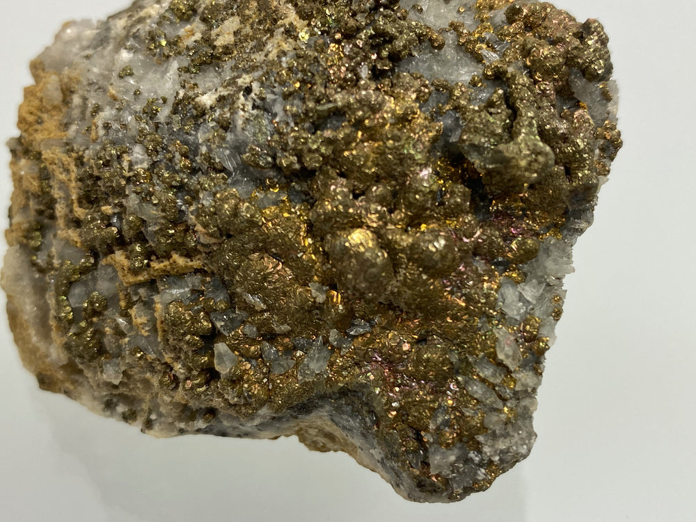 Markasit, Pyrit mit Anlauffarbe auf Calcit, Hüttenberg, Kärnten, Österreich