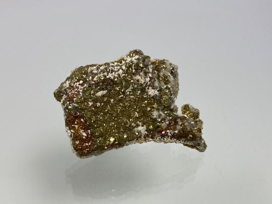 Markasit, Pyrit mit Anlauffarbe auf Calcit, Hüttenberg, Kärnten, Österreich