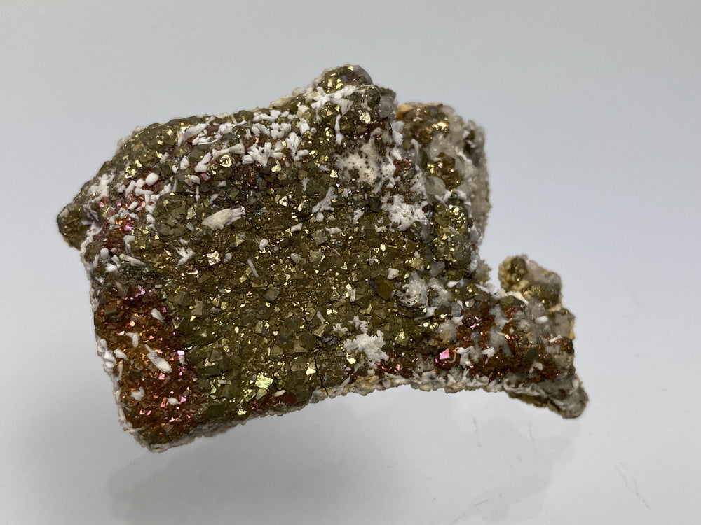 Markasit, Pyrit mit Anlauffarbe auf Calcit, Hüttenberg, Kärnten, Österreich