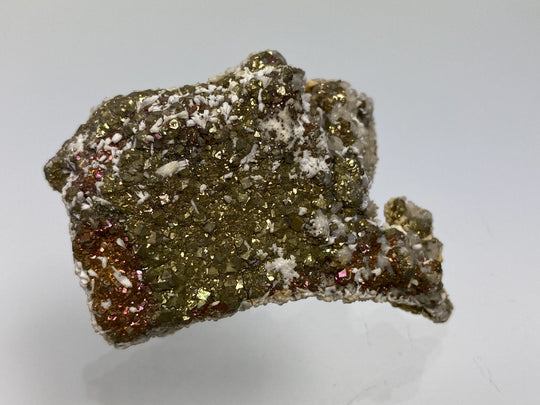 Markasit, Pyrit mit Anlauffarbe auf Calcit, Hüttenberg, Kärnten, Österreich
