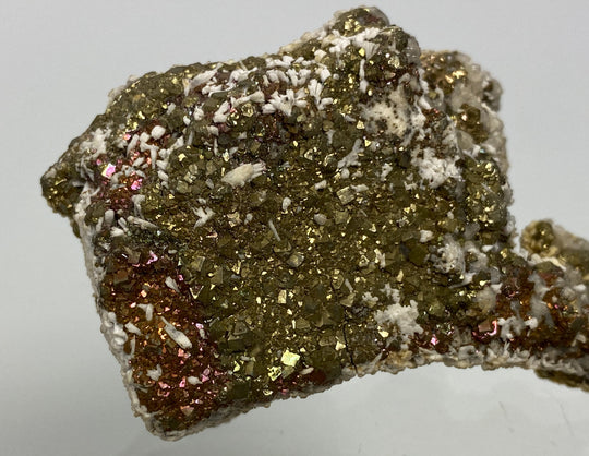 Markasit, Pyrit mit Anlauffarbe auf Calcit, Hüttenberg, Kärnten, Österreich