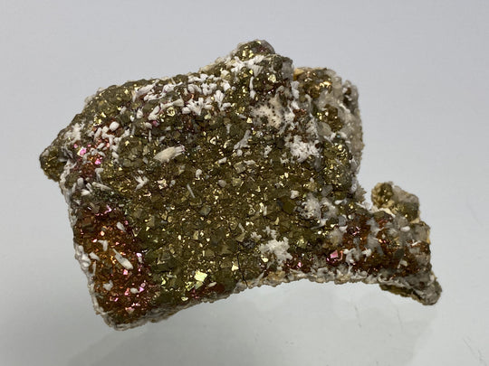 Markasit, Pyrit mit Anlauffarbe auf Calcit, Hüttenberg, Kärnten, Österreich