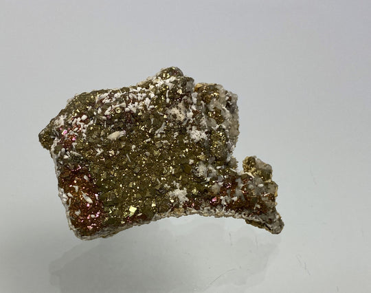 Markasit, Pyrit mit Anlauffarbe auf Calcit, Hüttenberg, Kärnten, Österreich