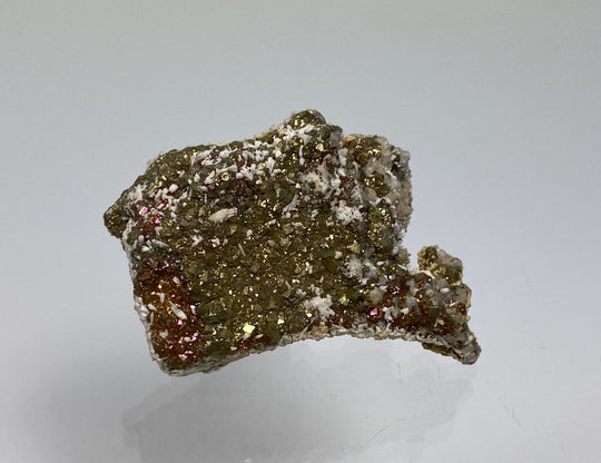 Markasit, Pyrit mit Anlauffarbe auf Calcit, Hüttenberg, Kärnten, Österreich