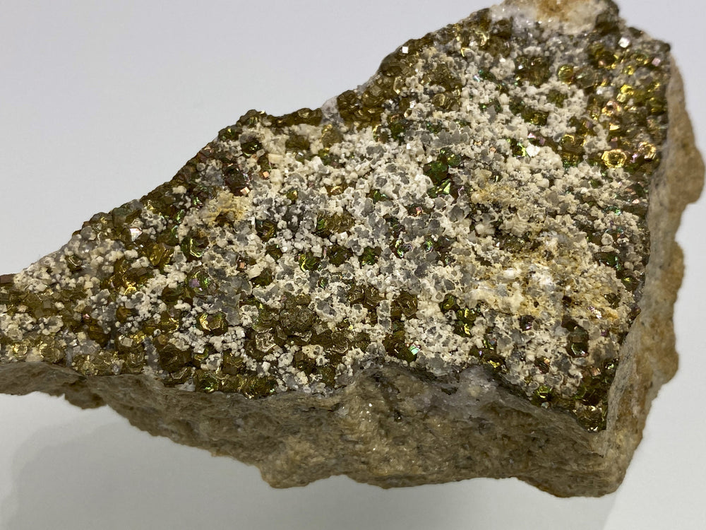 Markasit mit Anlauffarbe auf Calcit, Dolomit, Hüttenberg, Kärnten, Österreich