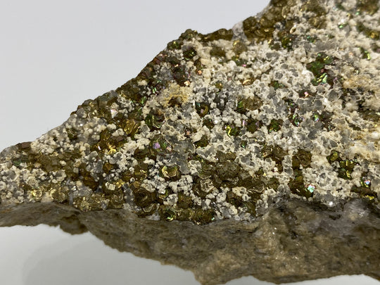 Markasit mit Anlauffarbe auf Calcit, Dolomit, Hüttenberg, Kärnten, Österreich