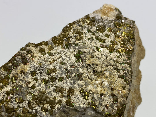 Markasit mit Anlauffarbe auf Calcit, Dolomit, Hüttenberg, Kärnten, Österreich