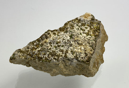 Markasit mit Anlauffarbe auf Calcit, Dolomit, Hüttenberg, Kärnten, Österreich