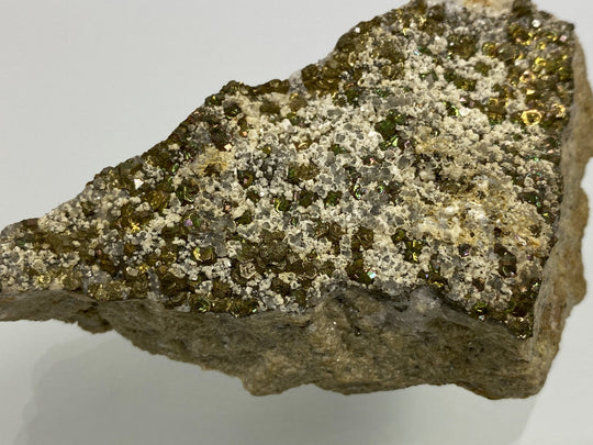 Markasit mit Anlauffarbe auf Calcit, Dolomit, Hüttenberg, Kärnten, Österreich